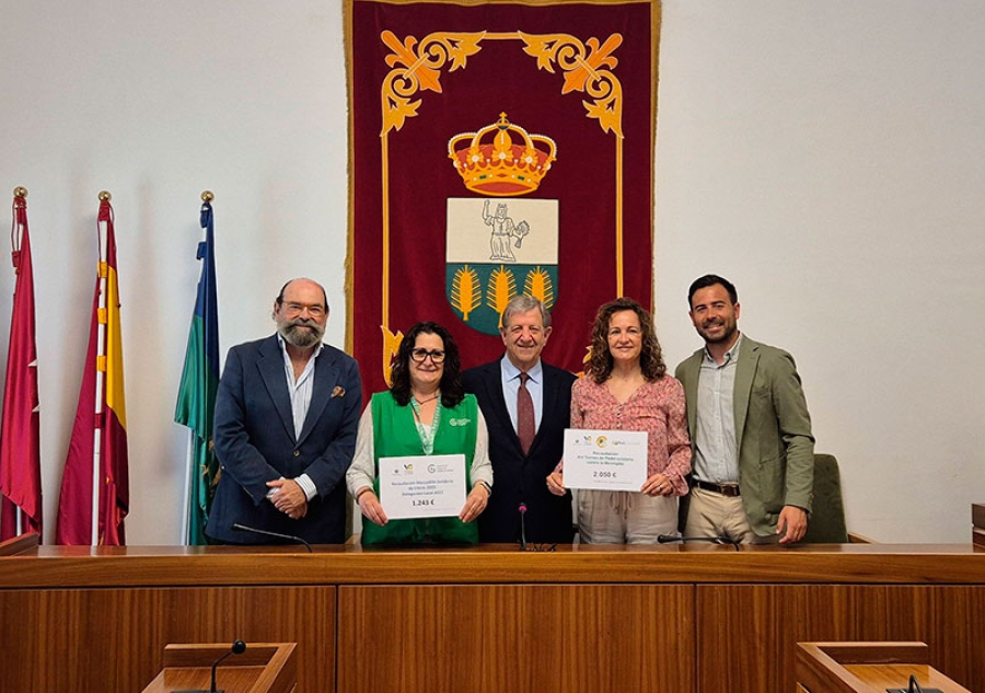 Villanueva de la Cañada | Entrega de la recaudación del Mercadillo Solidario de Libros y del Torneo de Pádel contra la Meningitis