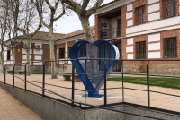 Quijorna | El Ayuntamiento instala un contenedor con forma de corazón para recoger tapones de plástico