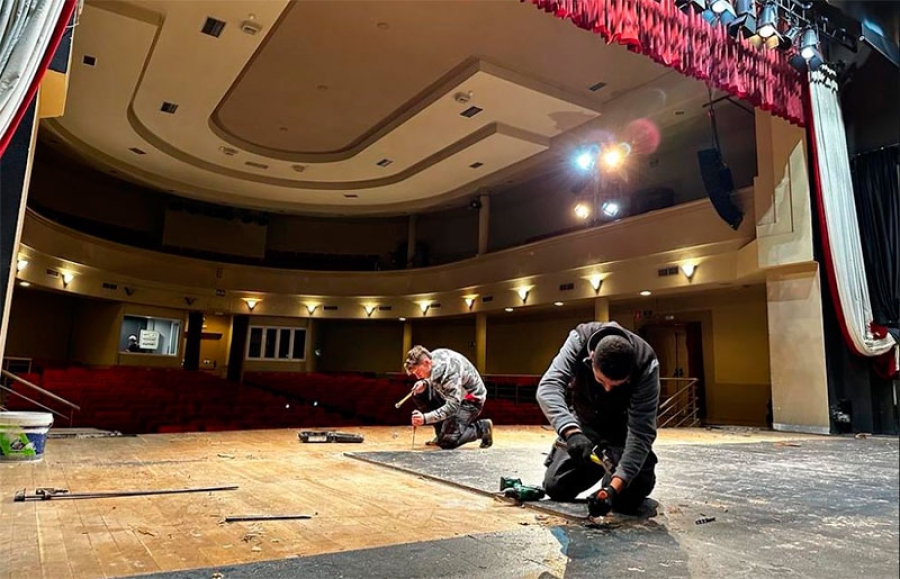 Majadahonda | El Ayuntamiento renueva el suelo del escenario del teatro de la Casa de la Cultura
