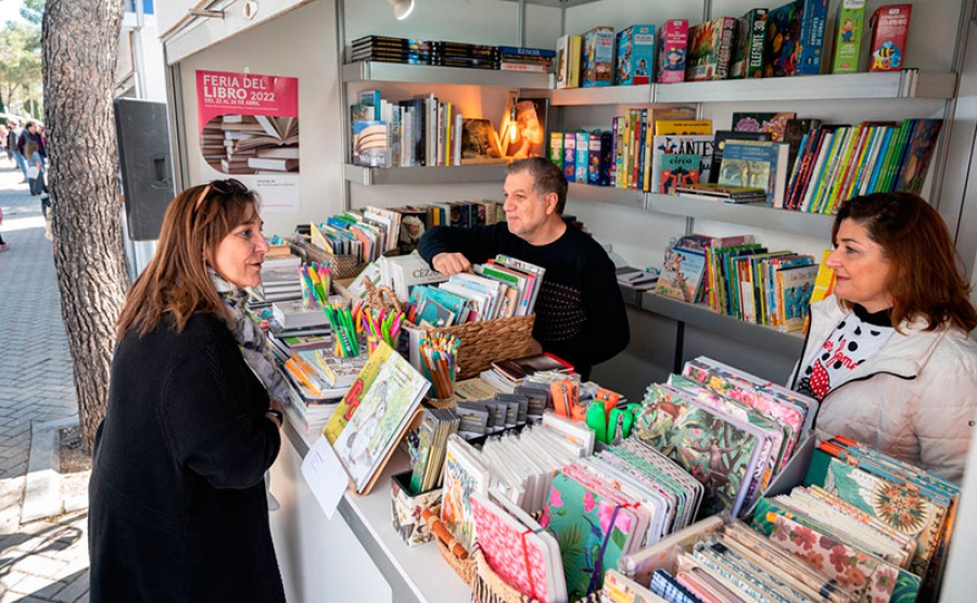 Pozuelo de Alarcón | La alcaldesa visita la Feria del Libro de Pozuelo que ha reunido cerca de una treintena de casetas