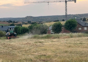 Villanueva del Pardillo | Comienzan los trabajos de desbroce en las parcelas de titularidad municipal