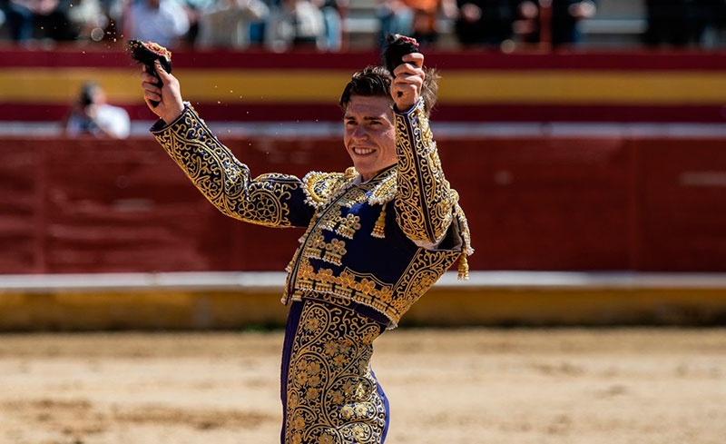 Navas del Rey | Triunfo del novillero de Navas del Rey, Álvaro Serrano, que le lleva a la Semifinal del Circuito de Madrid