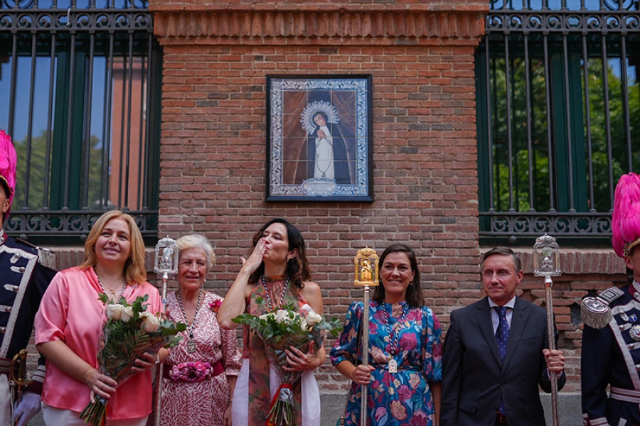 La presidenta de la Comunidad de Madrid participó en los actos conmemorativos en honor a la Virgen de la Paloma
