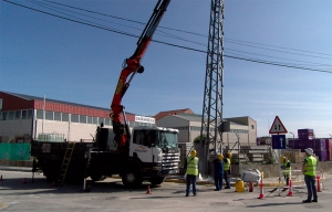 Navas del Rey | Finalizada la retirada de columnas y postes del tendido eléctrico en el polígono industrial