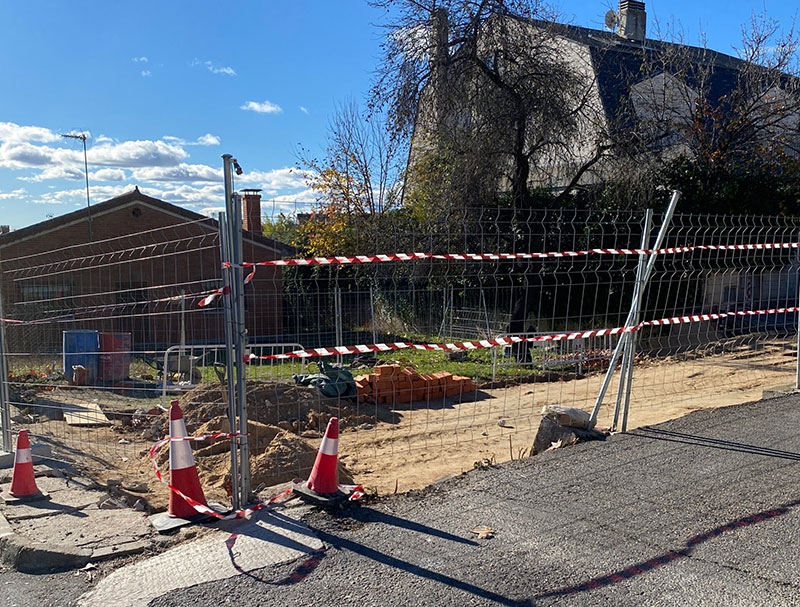 Sevilla la Nueva | Avanzan las obras de ensanchamiento de la calle Velázquez en su intersección con la calle Caño