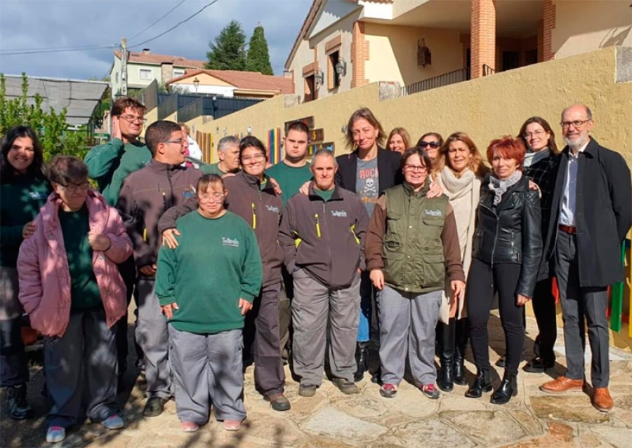 San Martín de Valdeiglesias | Visita de la directora de atención a personas con discapacidad a Talismán