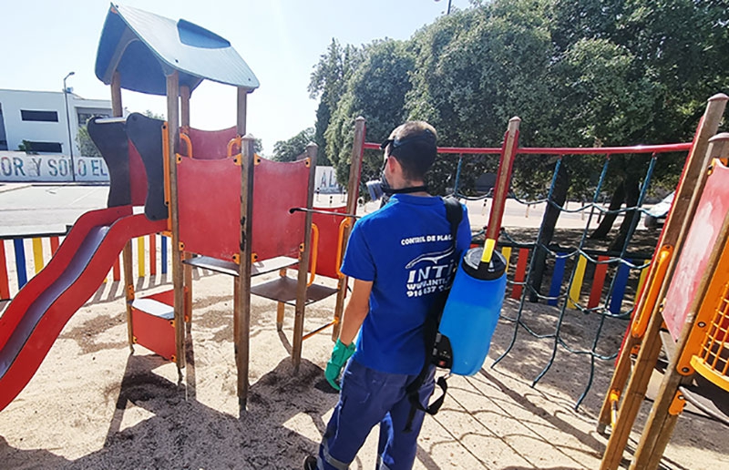 Torrelodones | El Ayuntamiento realiza trabajos de desinfección en las áreas infantiles y caninas