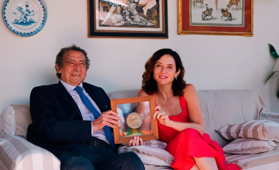 Díaz Ayuso entrega a Alfonso Ussía el Premio de Cultura de la Comunidad de Madrid y destaca su “ironía y humor fino, intelectual y humano”
