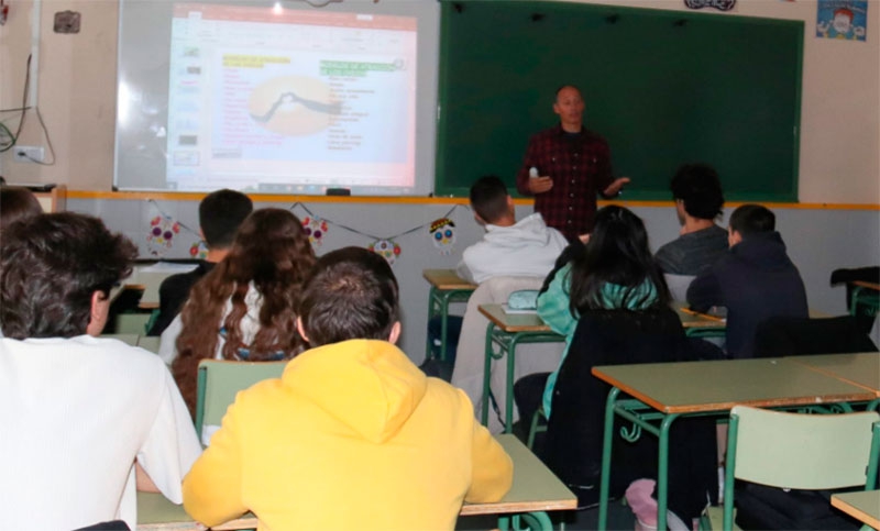 Sevilla la Nueva | Continúa el programa “Agente Tutor” para prevenir problemas como el absentismo en centros escolares