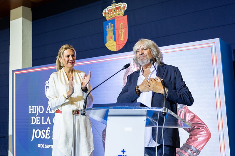 Pozuelo de Alarcón | La alcaldesa de Pozuelo entrega al cantaor flamenco y vecino de la ciudad, José Mercé, el título de Hijo Adoptivo