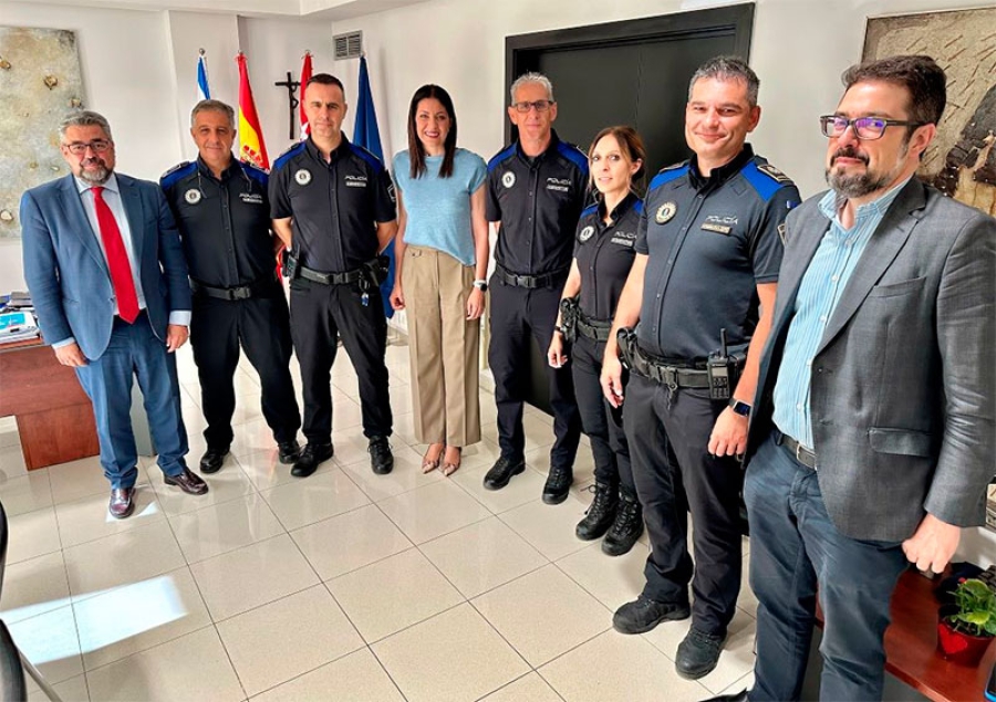 Majadahonda | La alcaldesa de Majadahonda, Lola Moreno, recibe a los 4 nuevos subinspectores de la Policía Local