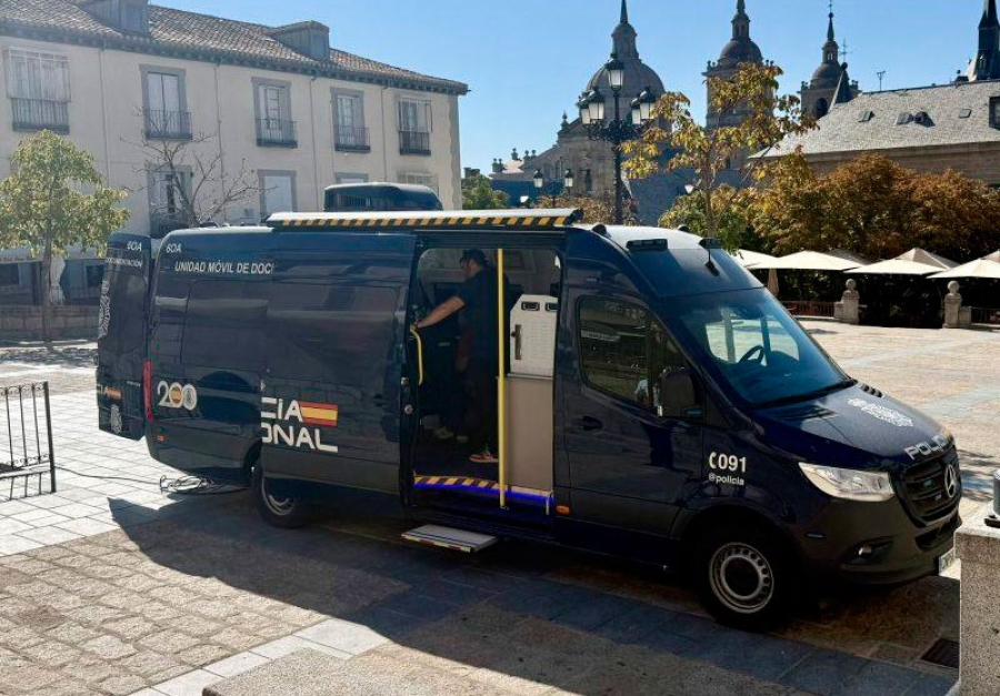 San Lorenzo de El Escorial | Los vecinos podrán obtener el DNI y el pasaporte al instante en la nueva unidad móvil de la Policía Nacional