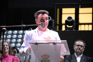 Villaviciosa de Odón | Cientos de vecinos acudieron a presenciar el Pregón de inicio de Fiestas de Luigi Belui marcado por la emoción