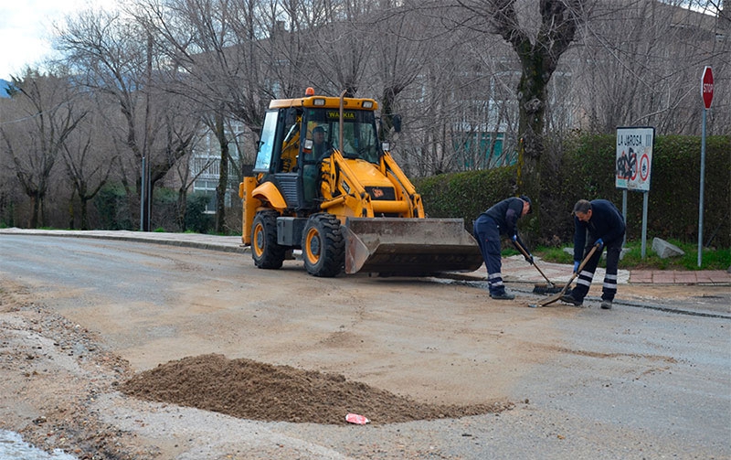 Guadarrama | La Concejalía de Obras y Servicios continúa los trabajos de limpieza en viales e imbornales tras las fuertes lluvias del fin de semana