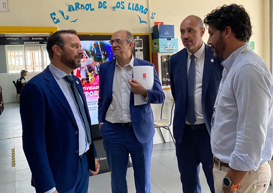 Sevilla la Nueva | Visita del viceconsejero de Política y Organización Educativa a los centros de Sevilla la Nueva en la “vuelta al cole”